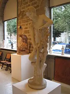 L'Amour taillant son arc dans un laurier (1877), musée des Beaux-Arts de Lons-le-Saunier.