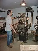 Démonstration fabrication sabots au Musée du bois.