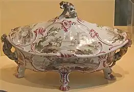 Terrine avec prise en forme de chien se grattant l'oreille