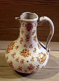 Aiguière, décor de solanaceae, camaïeu de grand feu