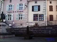 Musée de la broderie à Fontenoy-le-Château.