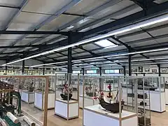 Vue générale du musée avec les vitrines exposant la flotte de bateaux, dont ceux de l'expédition de Christophe Colomb et la mythique Hermione.