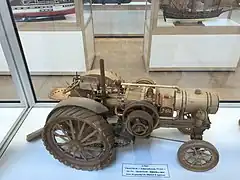 Tracteur International Harvester « International Titan » de 28 cv avec un moteur fonctionnant avec un mélange de pétrole et d'eau, et un dispositif de départ à essence