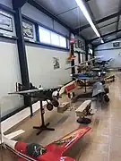 Maquettes d'avions avec notamment un Morane-Saulnier AI de l'armée de l'air française, et un Spitfire de la RAF.