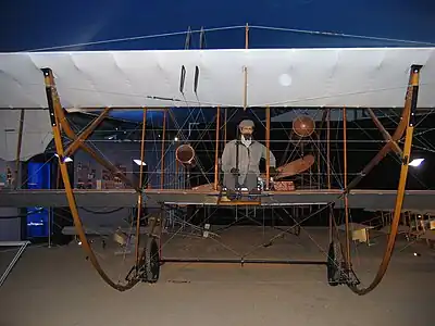 Reconstitution à l'échelle réelle du biplan de 1910 de Roger Sommer.