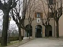Photo d'un bâtiment ancien à arcades, rénové, sobre