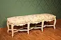 Réplique d'une banquette de style Louis XV.