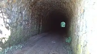Intérieur du tunnel avec une niche sur la gauche.