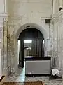 Vue vers le sud ; arcade ouvrant dans la sacristie.