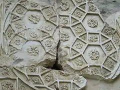 Caisson sculpté de la voûte du fond.