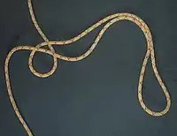 Ajouter la bouclette sur un des deux brins.