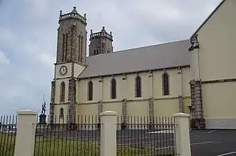 La cathédrale et son parking.