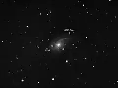 Deux supernovas (SN 2003iq, notée « iq », et SN 2003hl, notée « hl ») dans la galaxie NGC 772, avec l'astéroïde (6223) Dahl.