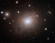 Galaxie dominante de l'amas (NGC 1275) par le télescope spatial Hubble.