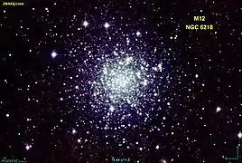 M12 en infrarouge par le relevé 2MASS.