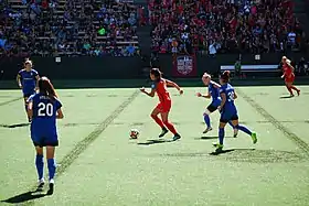 Nadia Nadim avec le maillot des Thorns, au milieu des joueuses du Reign, lors d'un derby au Seattle Memorial Stadium le 26 août 2017.