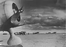 Photo en noir et blanc d'avions de combat au sol.