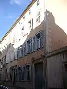 Immeuble, au no 10.