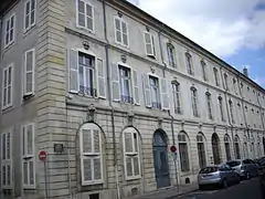 Immeuble, au no 5bis.