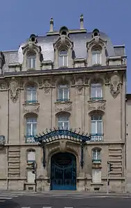 Façade sur la rue Poincaré