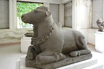 Nandin. Trà Kiệu. Xe siècle. Grès. H. 105 cm; L. 122 cm; P. 64 cm.