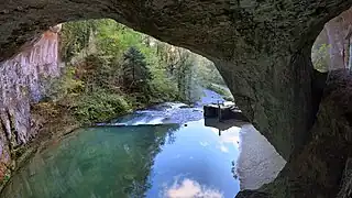 La grotte de la source du Lison.