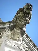 L'une des gargouilles de la tour d'escalier.