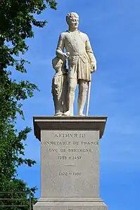 Statue d'Arthur III de Bretagne (cours Saint-Pierre)