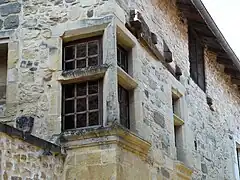 Fenêtre d'angle à meneaux, dans le bourg.