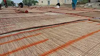 Sorte de paille mélangée avec la peau des bêtes pour fabriquer la natte, le lit traditionnel, le mûr(pour clôturer des cases).