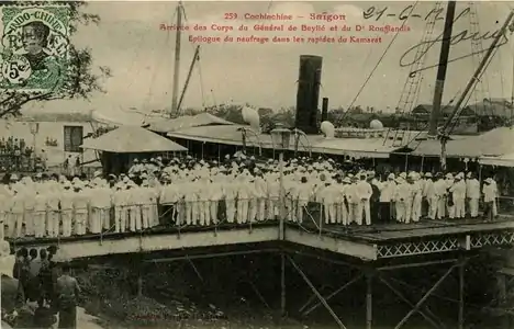 Arrivée des corps à Saïgon.