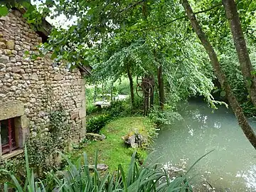 Bief sur la Nauze, alimentant en eau l'ancienne filature.