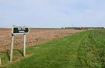 Sentier gazonné d'accès au cimetière.