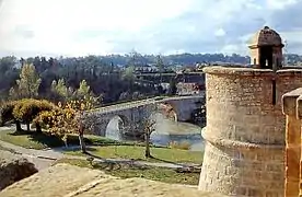 Vue sur les remparts de Navarrenx, avec le gave d'Oloron au deuxième plan.