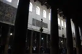 La nef avec sa claire-voie et ses restes de mosaïques à fond d'or sur les murs.