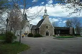 Chapelle votive (1720) et Basilique (1955) en arrière-plan.