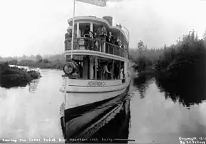 Bateau transportant des touristes, 1911.