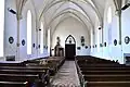 La nef depuis le chœur de l'église avec l'entrée principale à l'ouest.