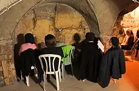 Prières dans le souterrain du mur (2013).