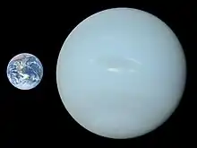 Neptune et la Terre représentées à l'échelle côte à côte