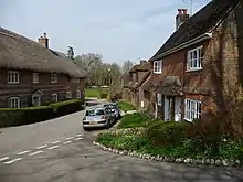 Sur la gauche, la maison qui figure celle de Miss Marple dans la série-télé de 1984.