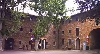 Les dépendances du château d'Ombreval.