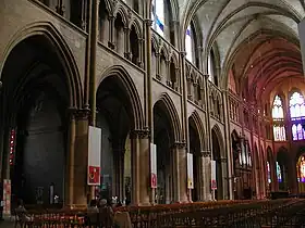 Vue intérieure de la nef et du chœur gothique.