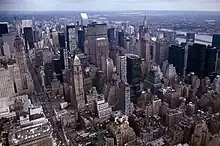 Une large vue de New York depuis le haut d'un immeuble.