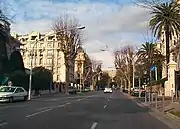 Le boulevard de Cimiez à mi-hauteur, vers la colline de Cimiez, direction nord-ouest. À gauche, le palais Prince de Galles.