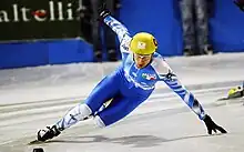 Nicola Rodigari les bras écartés dans un virage pris rapidement.