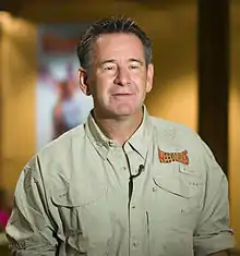 Nigel Marven (présent sur la photo) est nommé pour un prix pour son rôle de présentateur, mais l'accueil réservé à l'inclusion d'un présentateur est mitigé, certains le louant et d'autre le considérant comme une évolution des techniques précédentes dans la franchise Sur la terre de... et d'autres le trouvant condescendant. La discussion n'est pas exclusive qu'à ce documentaire, et a également lieu sur le rôle des présentateurs dans les documentaires animaliers en général.