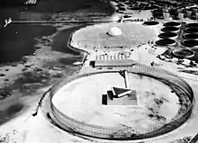 Radar ZAR du Zeus, émetteur (triangle) et récepteur (radôme).