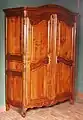 Réplique d'une armoire d'époque, de style Louis XV.