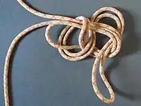 à la manière du nœud de Mickey, on passe le milieu de la corde, fabriquant ainsi deux boucles : ce sont les oreilles du Mickey.